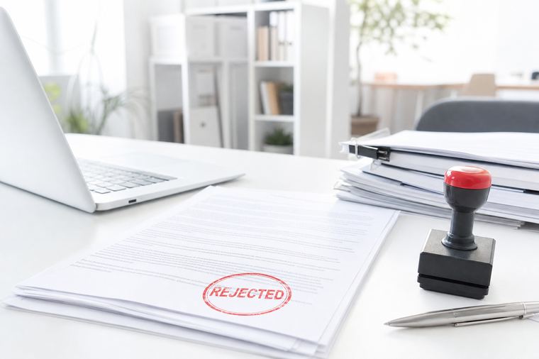 Persona seduta alla scrivania che lavora al computer, concentrata sullo schermo davanti a sé